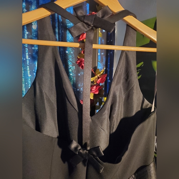 ONLY WORN ONCE Black Vera Wang dress like new size 12 lots of details!! - Picture 4 of 5